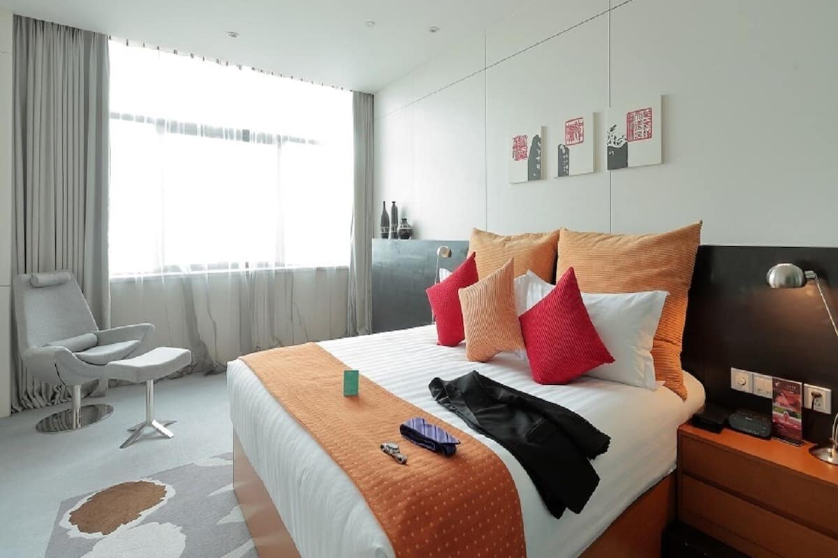 Deluxe Suite | Minibar, in-room safe, desk, blackout drapes