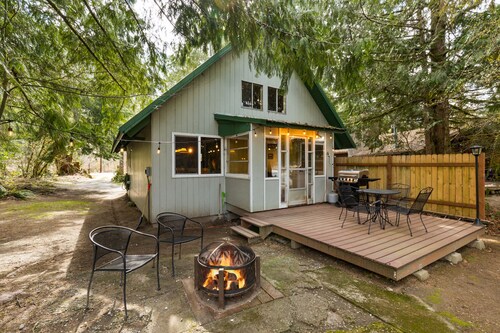 High River Haven: Cozy pet friendly riverfront cottage, a perfect couples retreat!