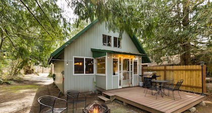 High River Haven: Cozy pet friendly riverfront cottage, a perfect couples retreat!