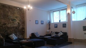 Lobby sitting area - Old Seti (Mestia)