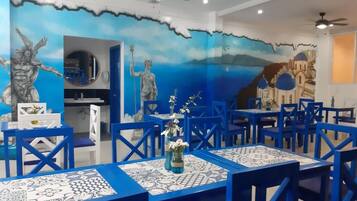 Frokost, lunsj og middag serveres, lokale og internasjonale retter