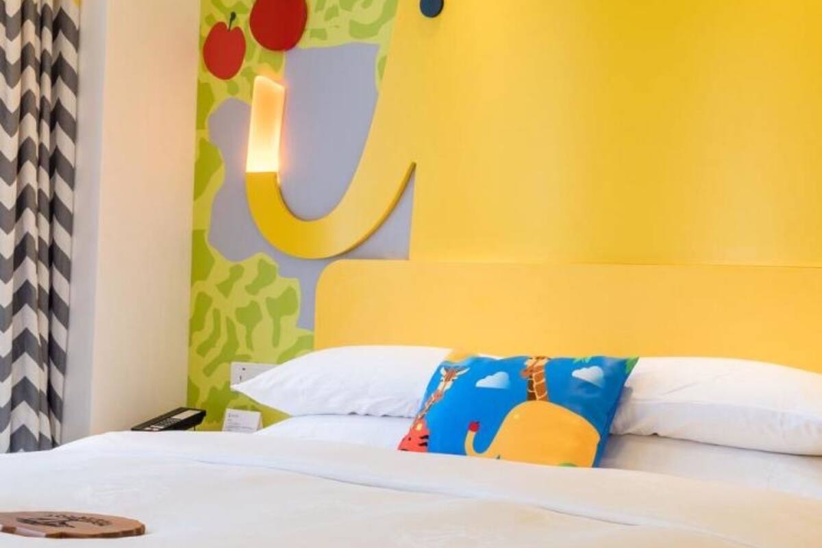 Blackout curtains, free WiFi, bed sheets