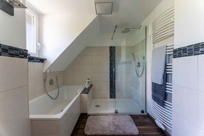 浴槽、タオル、石鹸、トイレットペーパー