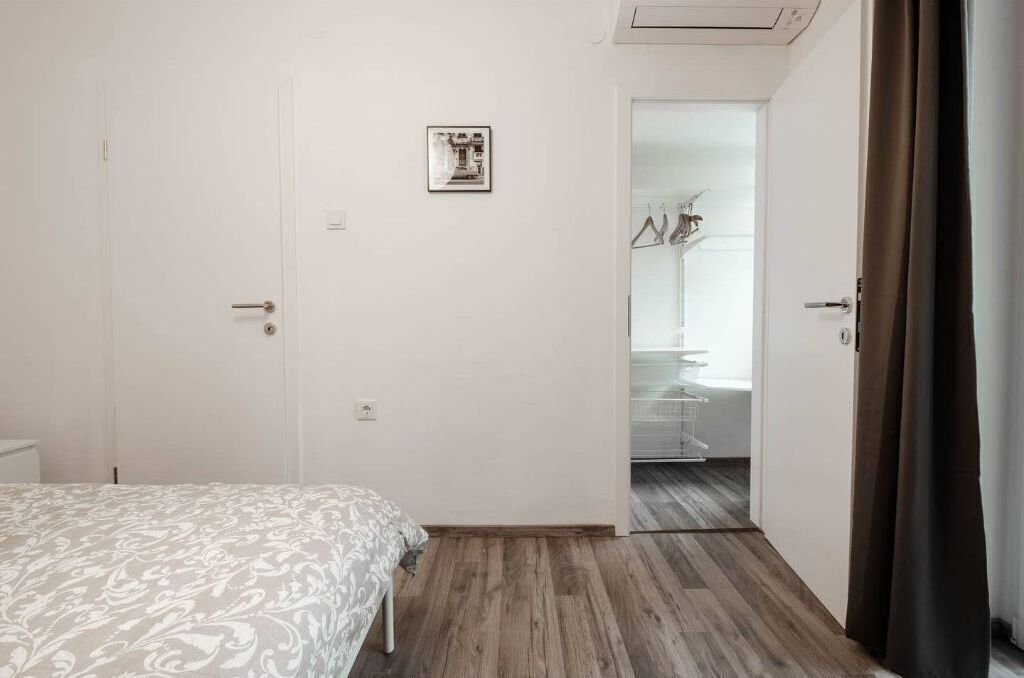 1 habitación, insonorización, tabla de planchar con plancha y wifi 