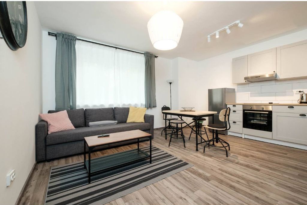 Un appartement moderne comprenant un salon, un coin repas et une cuisine.