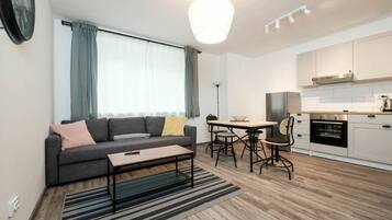 Un appartement moderne comprenant un salon, un coin repas et une cuisine.