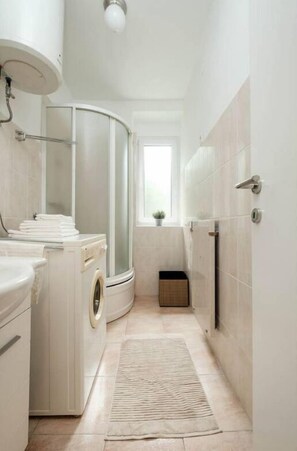 Shower, hair dryer, towels, shampoo