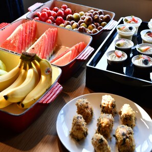 Daily buffet breakfast (CNY 68 per person)