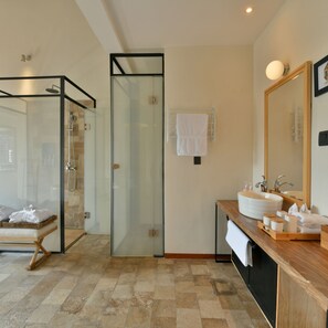 Suite Premier, non-fumeur | Salle de bain | Douche, douche cascade, articles de toilette (gratuits)