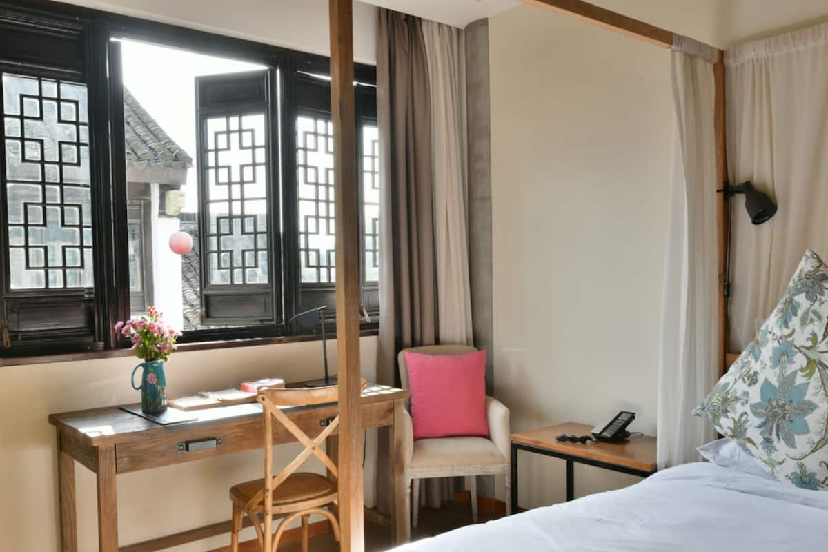 Deluxe Double Room, Non Smoking | 1 bedroom, minibar, desk, blackout drapes