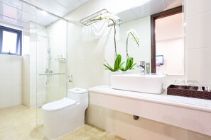 Shower, free toiletries, hair dryer, slippers - Victoria Hotel Ninh Binh (Ninh Binh)