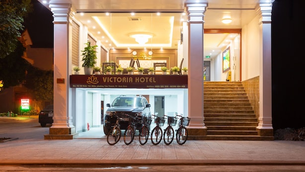 Das Hotel Victoria mit Schachtel, Treppe und abgestellten Fahrrädern vor der Fassade.