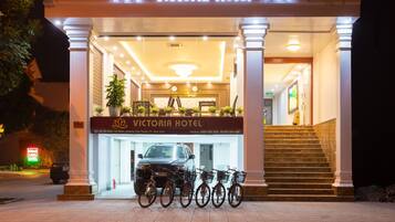 施設の正面 (日没後)