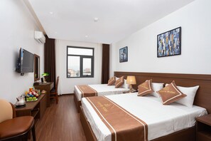 Minibar, decoración personalizada, muebles diferentes y escritorio 