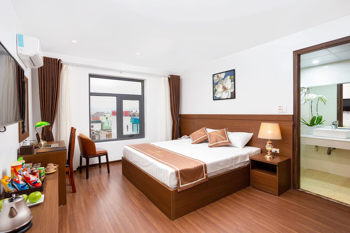 Double Room | Minibar, individually decorated, individually furnished, desk
