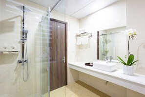 Dusche, kostenlose Toilettenartikel, Haartrockner, Hausschuhe