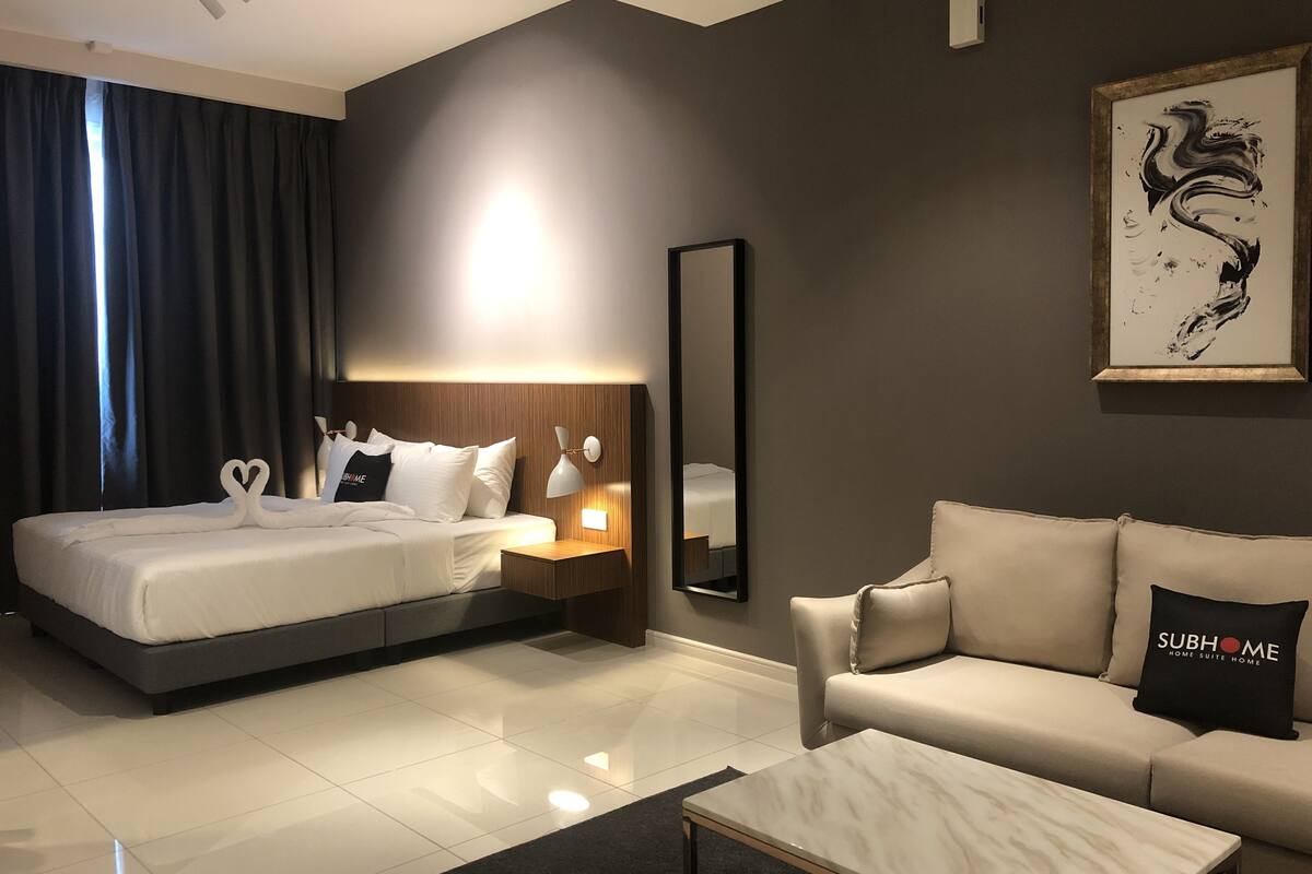 Studio Suite | In-room safe, desk, laptop workspace, iron/ironing board