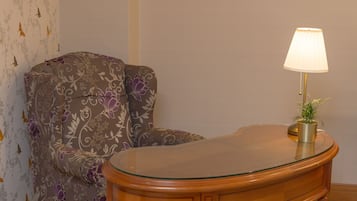 Quarto exclusivo (T08) | Individualmente mobiliados, escrivaninha, cortinas blackout
