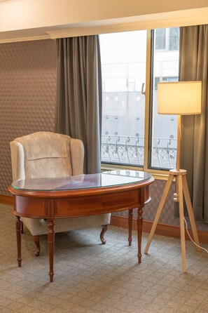 Deluxe Room (T05) | Individually furnished, desk, blackout drapes, soundproofing - MT House (Taipei)