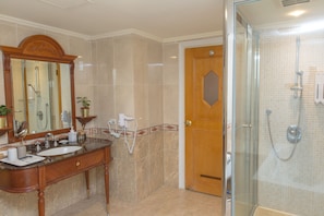 Exclusive Room (T08) | Bathroom | Free toiletries, hair dryer, slippers, towels - MT House (Taipei)