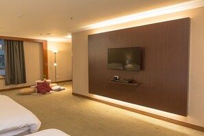 Family Room (T09) | Individually furnished, desk, blackout drapes, soundproofing - MT House (Taipei)