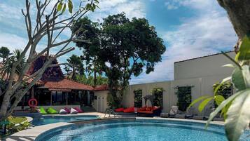 Kolam renang tertutup