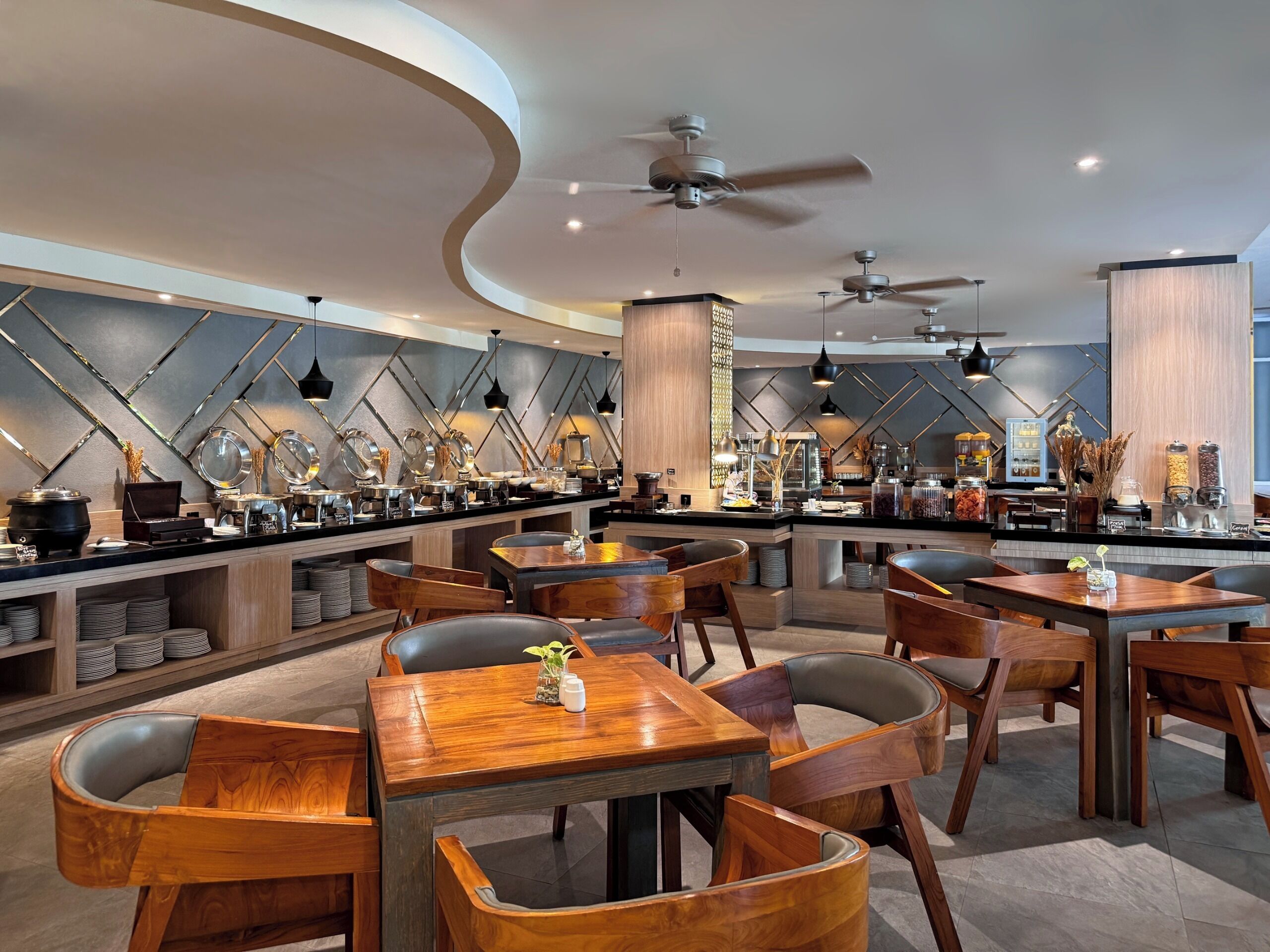 Breakfast, lunch and dinner served