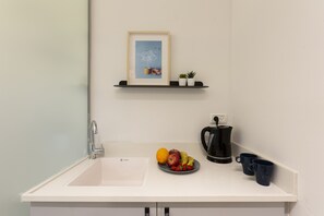 Kjøleskap på fellesområdet og mikrobølgeovn (på forespørsel)