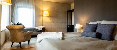 Junior suite, uitzicht op bergen | Luxe beddengoed, donsdekens, Select Comfort-bedden