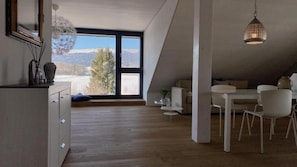 Suite Panoramique, 2 chambres, vue montagne | Coin séjour | Chauffage par le sol