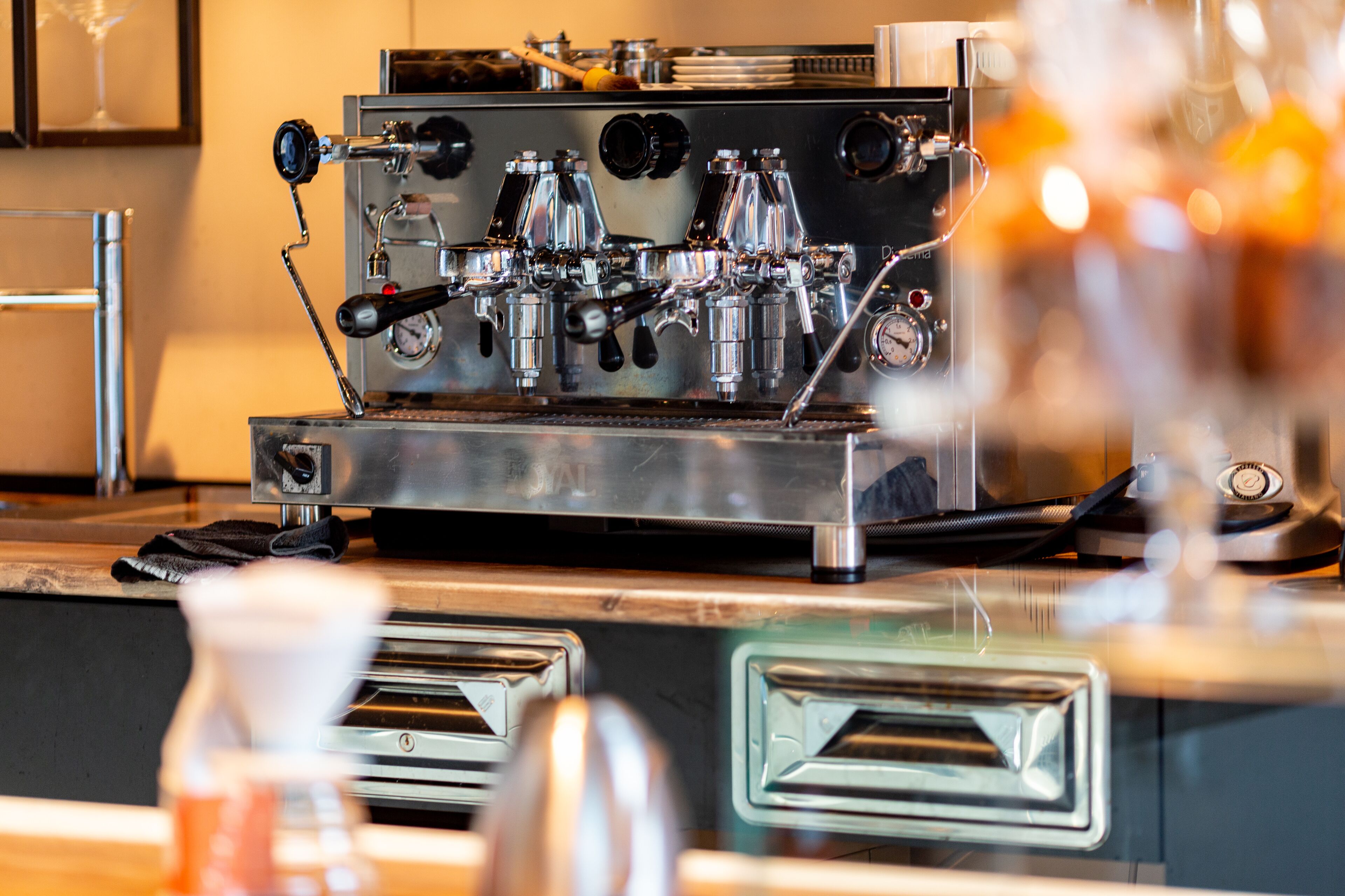 Eine Kaffeemaschine mit verschiedenen Zubereitungsmöglichkeiten, ein Glasbehälter und ein Toaster.