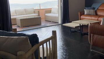 Télévision, baby-foot, table de tennis de table, livres