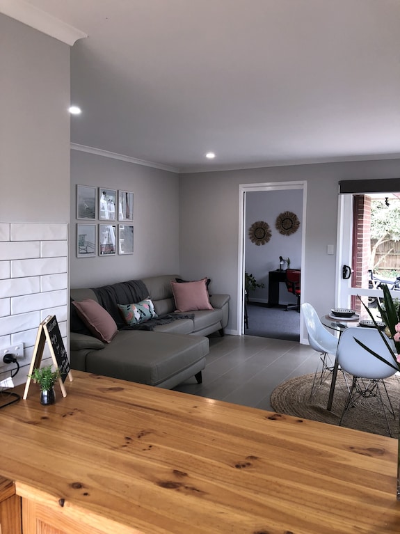 Charming 3 Bedroom Home In The Heart Of Gisborne Near Sunbury Macedon - Macedon