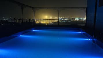 Una piscina al aire libre