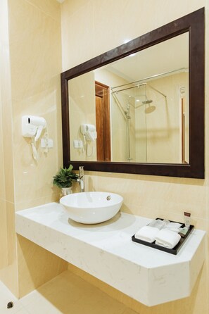 Shower, free toiletries, hair dryer, bathrobes - Paragon House & Residence (Hanoi)