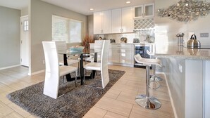 Coffee/tea maker, full-size fridge, oven, stovetop - Gorgeous 4BR Home With Large Pool Near Oldtown! (Scottsdale)