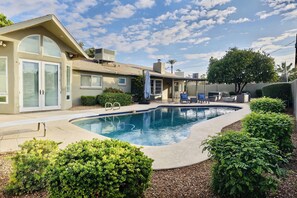 Outdoor pool - Gorgeous 4BR Home With Large Pool Near Oldtown! (Scottsdale)
