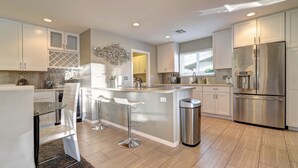 Coffee/tea maker, full-size fridge, oven, stovetop - Gorgeous 4BR Home With Large Pool Near Oldtown! (Scottsdale)