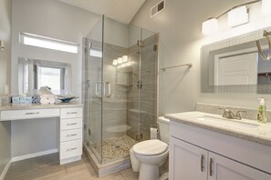 Bathtub - Gorgeous 4BR Home With Large Pool Near Oldtown! (Scottsdale)
