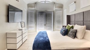 4 bedrooms, desk, iron/ironing board, WiFi - Gorgeous 4BR Home With Large Pool Near Oldtown! (Scottsdale)