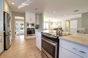 Lemari es besar, oven, kompor, dan mesin pencuci piring