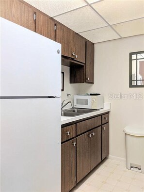 House (1 Bedroom) | Private kitchen | Cookware/dishes/utensils - Lovely House at 60th Ave (Bradenton)