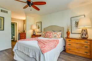 2 bedrooms, iron/ironing board, bed sheets - Paradise Found in N. Naples at Bay Forest! (Naples)