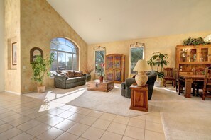 TV - Stunning 4BR Ranch Style Home IN North Scottsdale! (Scottsdale)