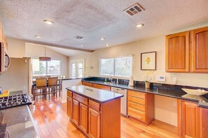 Oven, stovetop, dishwasher, cookware/dishes/utensils - Strip View 4BR Home With Large Pool (Las Vegas)