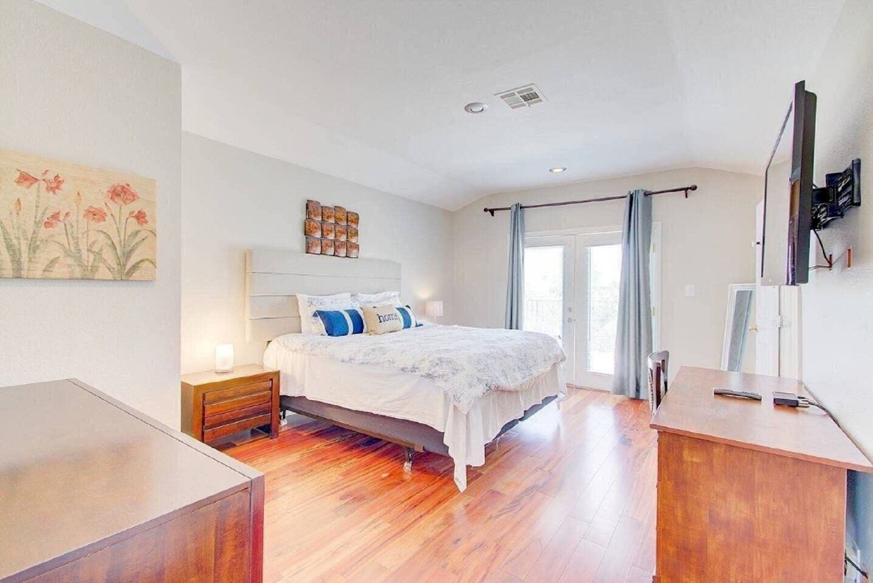 4 bedrooms, iron/ironing board, bed sheets