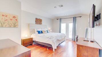 4 bedrooms, iron/ironing board, bed sheets