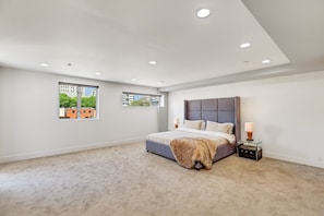 5 bedrooms, iron/ironing board, bed sheets - Amazing 4BR Loft in the Heart of Pasadena (Pasadena)
