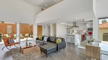 Televisión y chimenea