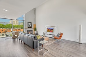 TV, fireplace - Amazing 4BR Loft in the Heart of Pasadena (Pasadena)